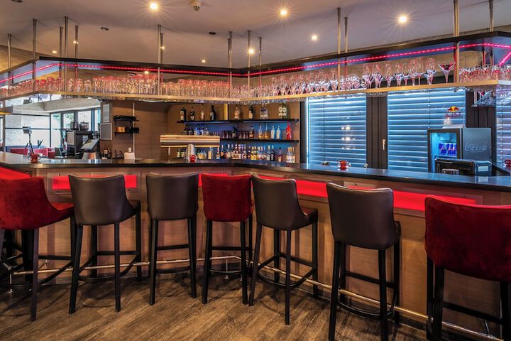 Lounge 58 of 63