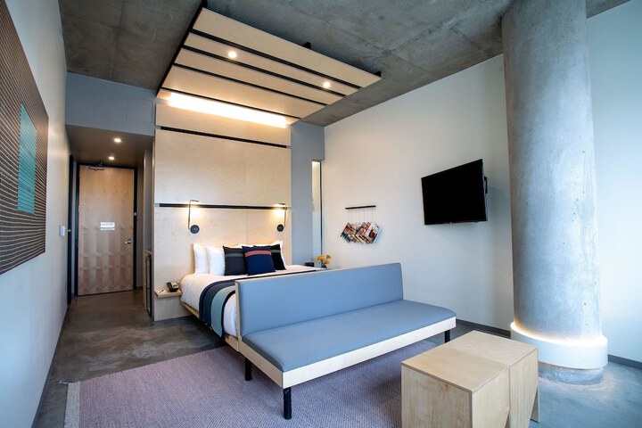 Room 52 of 136