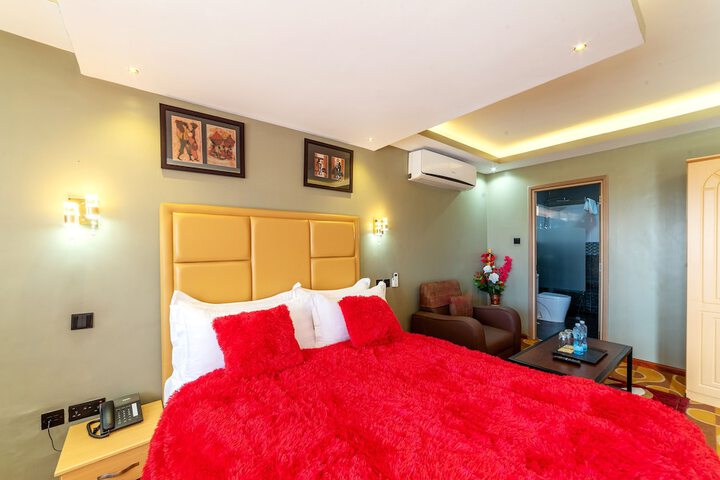 Room 13 of 93