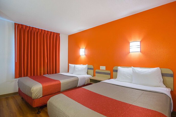 2 Double Beds (6 of 10)