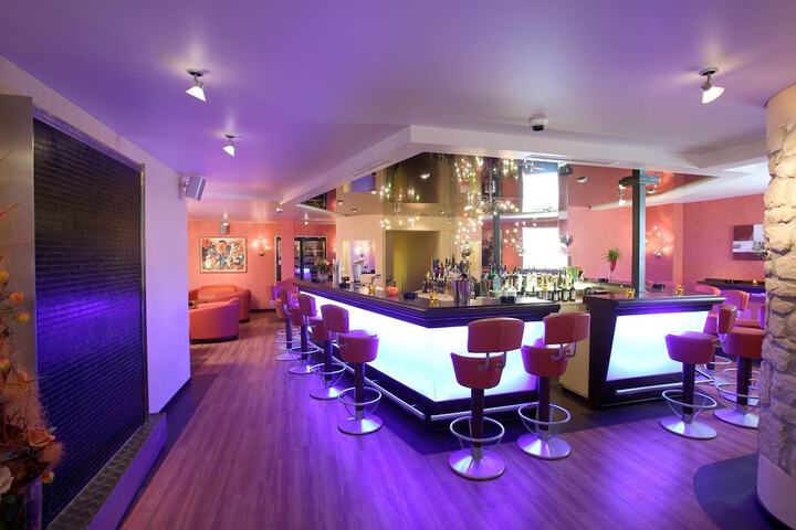 Lounge 70 of 79