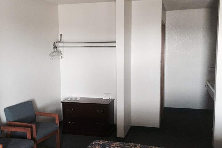 Room 4 of 8