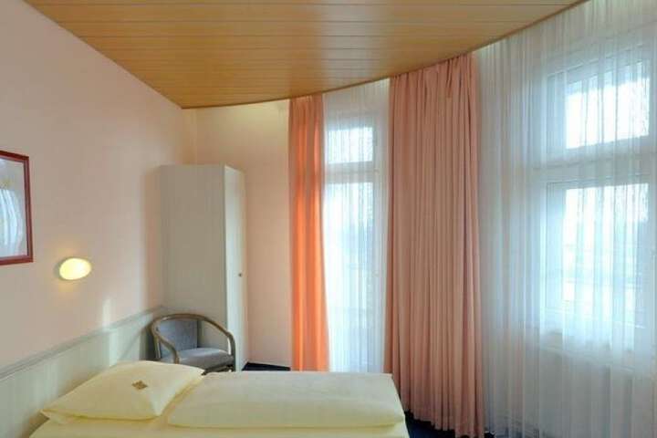 Room 13 of 103