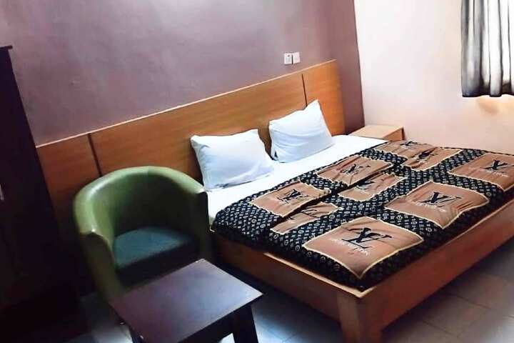 Room 6 of 27
