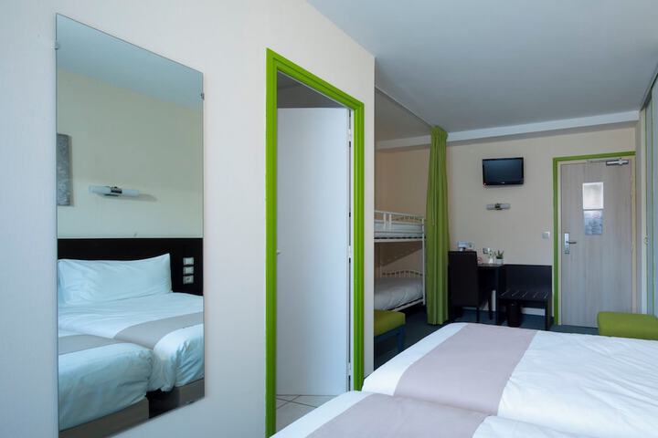 Room 32 of 80