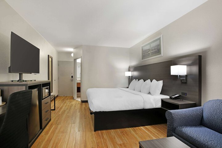 1 King Accessible Comm Assist Bathtub Microwave, Refrigerator WiFi Full Breakfast (17 of 19)