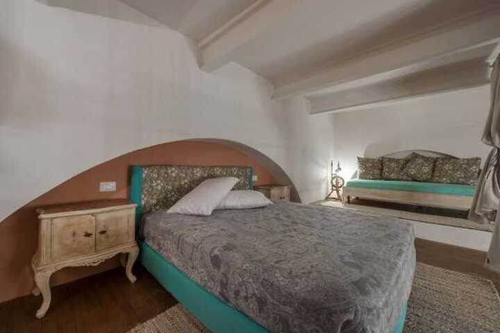 Room 4 of 25
