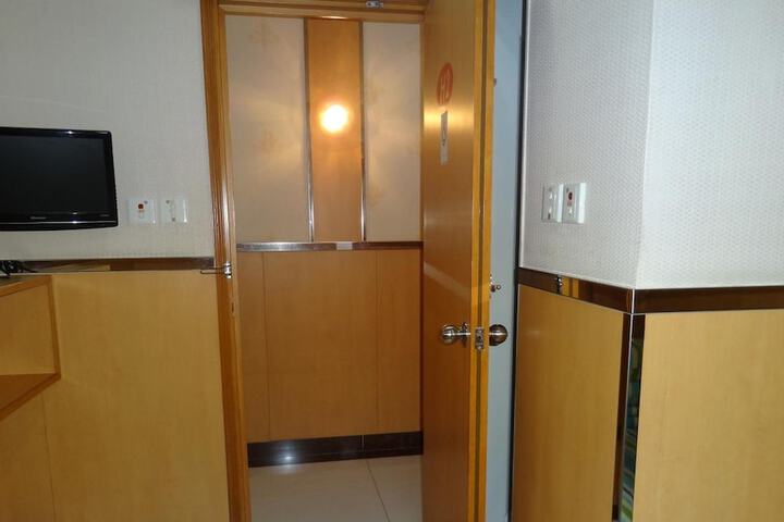 Room 21 of 32
