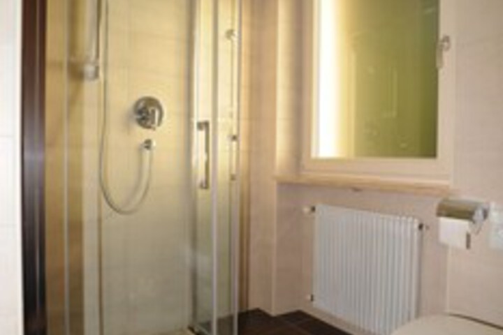 Room 4 of 17