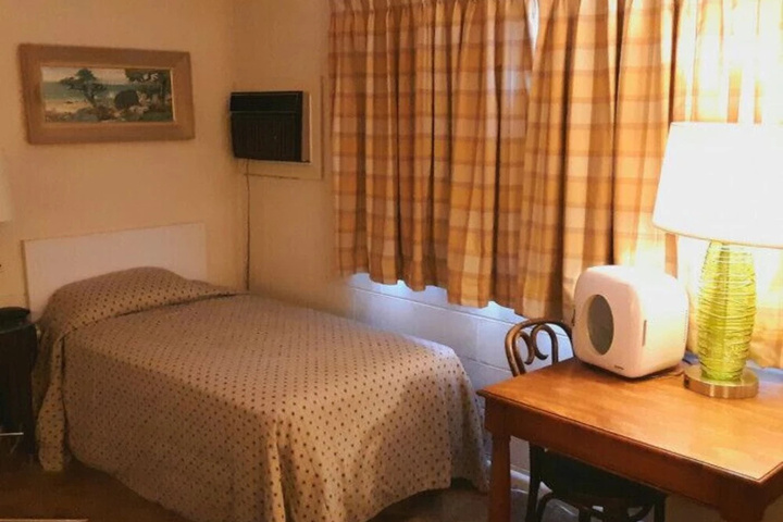 Room 4 of 16