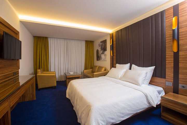 Room 10 of 33