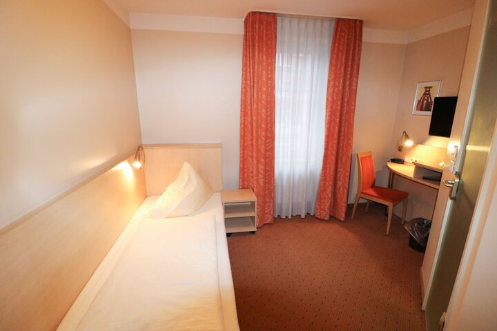 Room 13 of 37