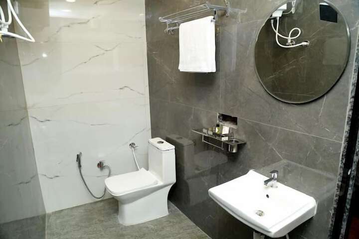 Room 6 of 8