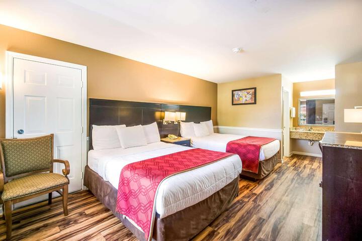 2 Queen Beds (7 of 9)