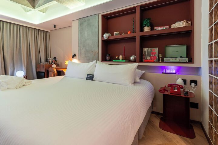 Room 33 of 102