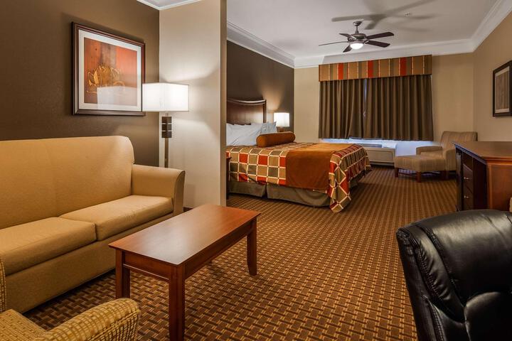 Suite 1 King Bed Separate Bedroom Sofa Bed Corner Room Dry Bar Full Breakfast (14 of 14)