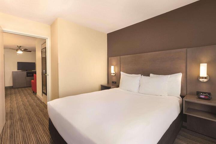 1 Queen Bed Accessible (4 of 10)