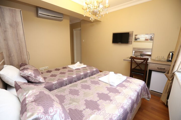 Room 6 of 28