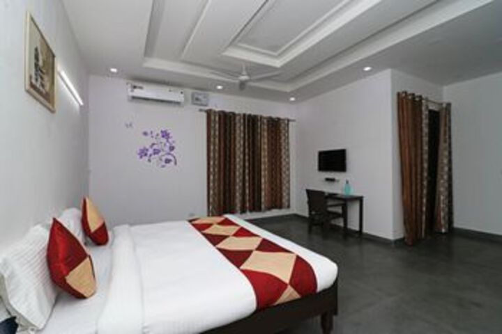 Room 12 of 19