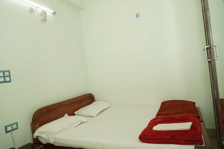 Room 8 of 94