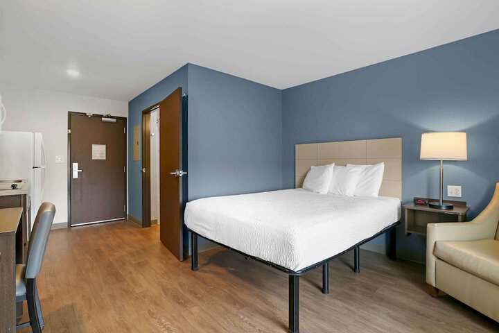 Studio Queen Bed (6 of 13)