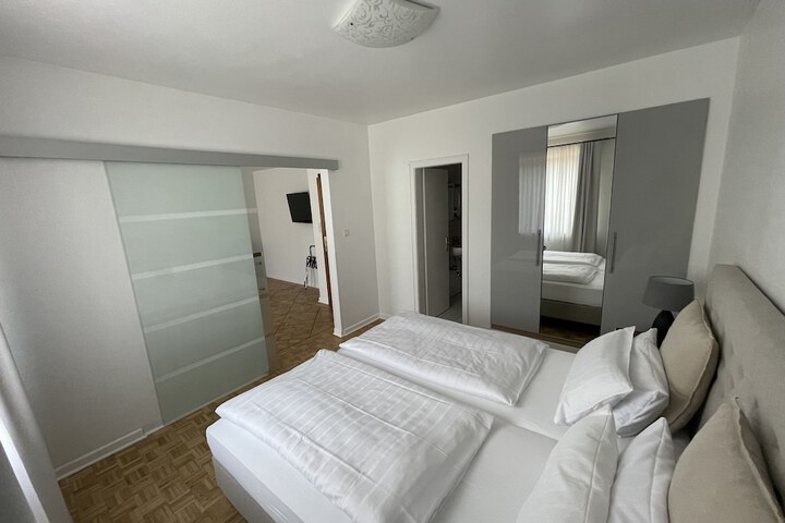 Room 9 of 128
