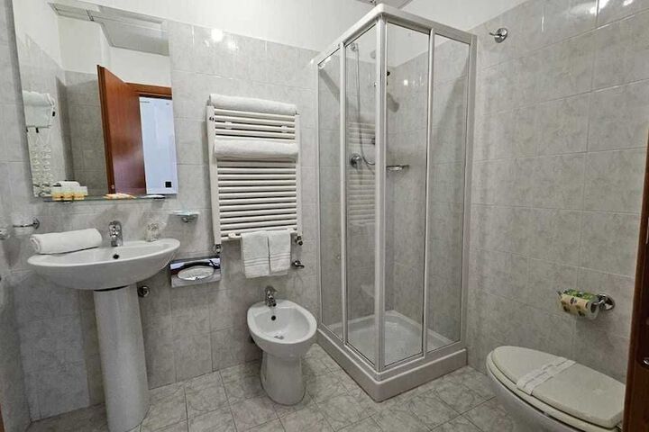 Room 21 of 32