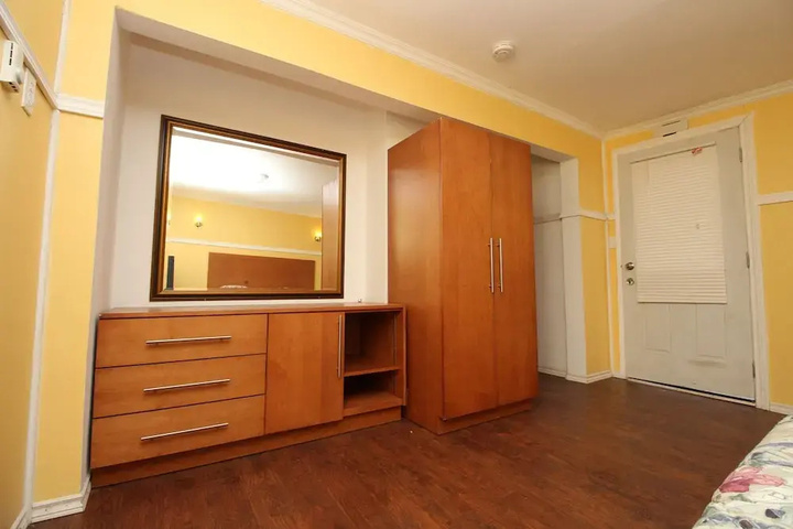 Room 5 of 8