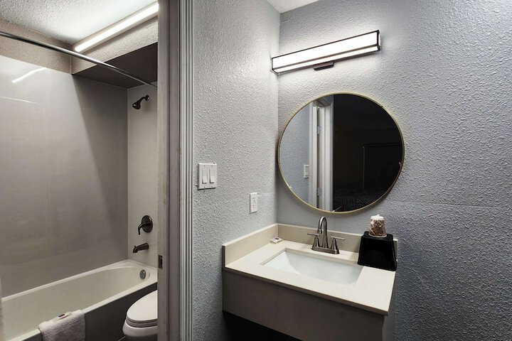 Room 27 of 38