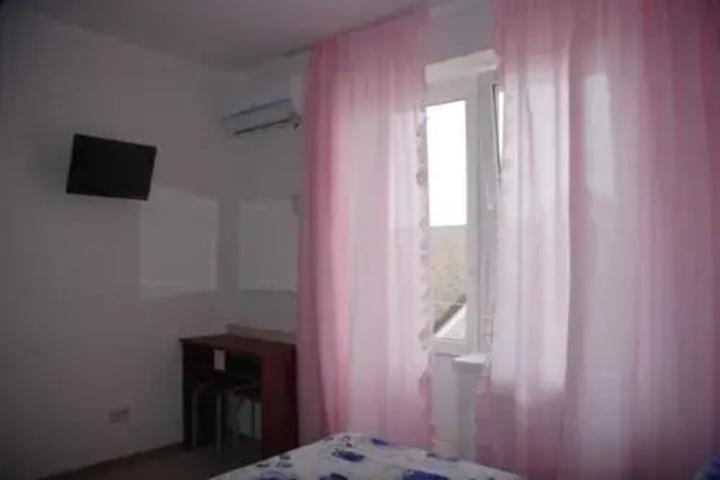 Room 4 of 9