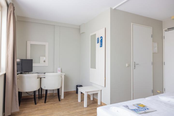 Room 27 of 44