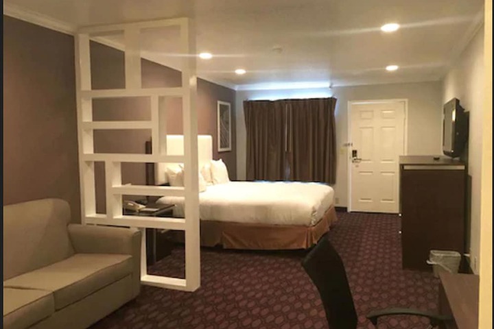 Deluxe 1 King Bed Room (9 of 13)