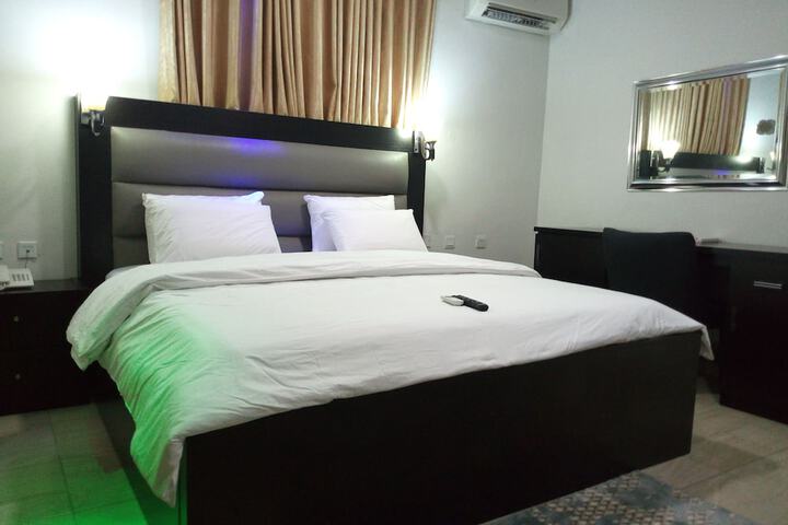 Room 9 of 28
