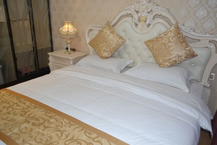 Room 4 of 16