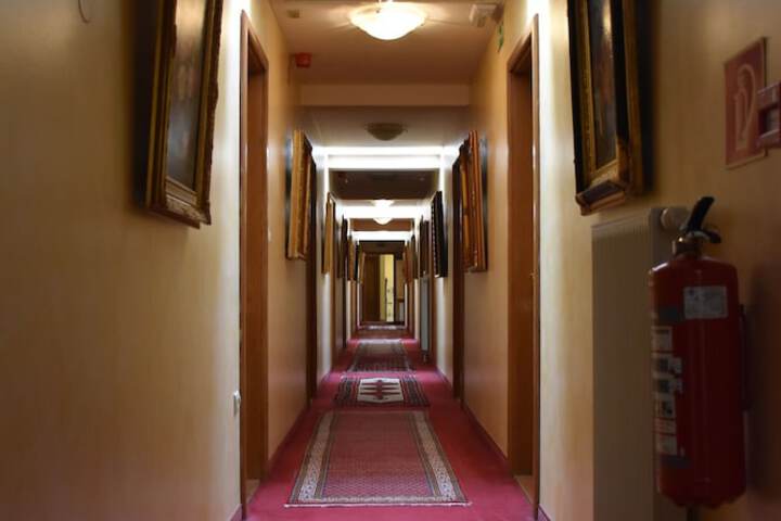 Ballroom/Hall 28 of 31