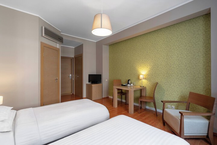 Room 9 of 42