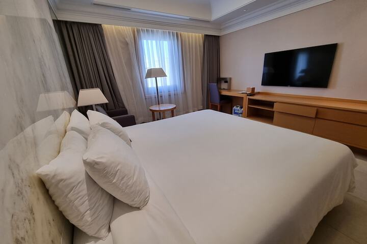 Room 27 of 100