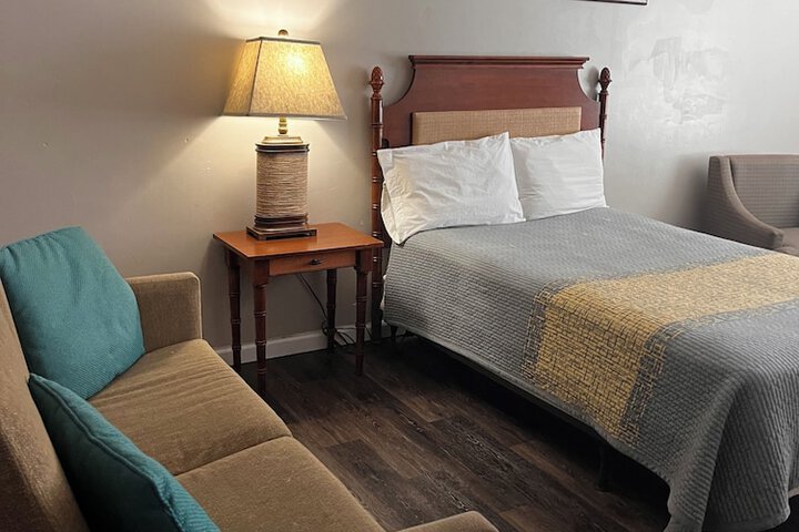 Single King Bed (5 of 15)