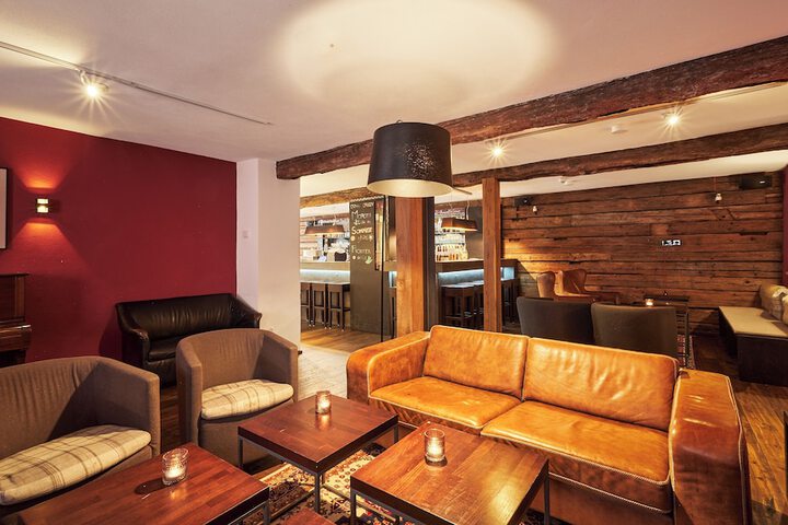 Lounge 44 of 56