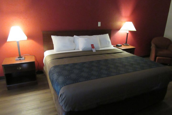 1 King Bed (17 of 18)