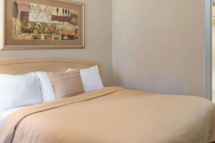 1 Queen Bed (4 of 15)