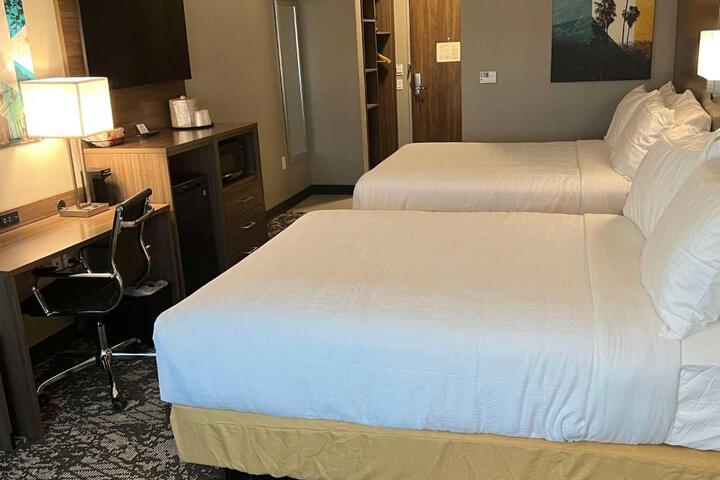 2 Queen Accessible Comm Assist Bathtub Microwave, Refrigerator WiFi Continental Breakfast (13 of 14)