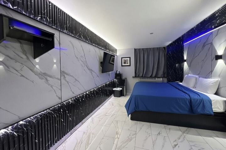 Room 8 of 21
