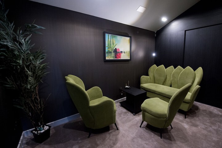 Lounge 76 of 86