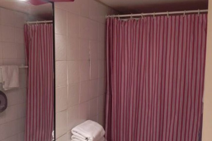 Room 8 of 9