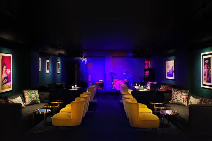 Lounge 93 of 102