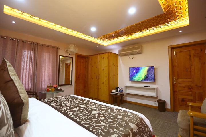 Room 2 of 6