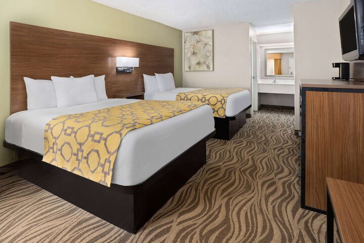 1 Queen Bed Mobility Accessible (13 of 13)