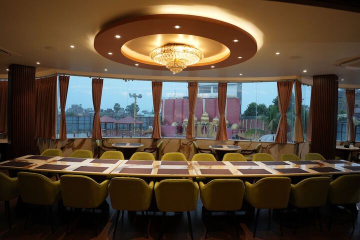 Dining 11 of 13