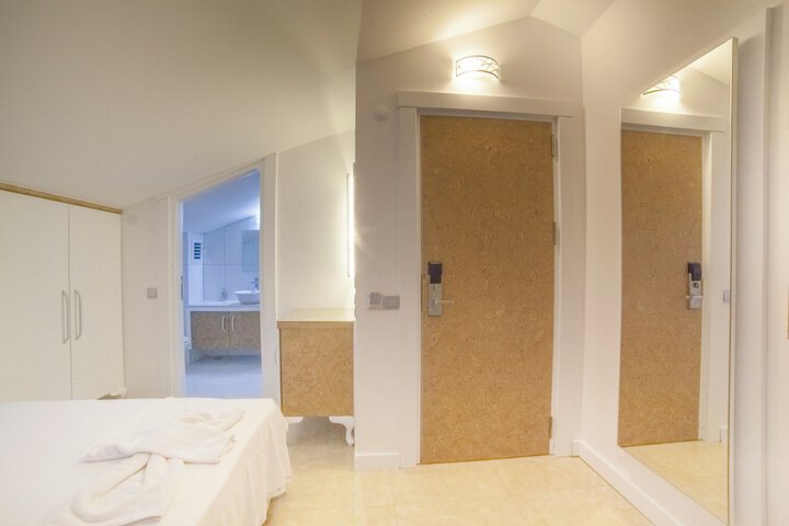 Room 53 of 108